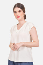 Cargar imagen en el visor de la galería, Blusa Noelia - Crudo Oscuro