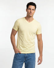 Cargar imagen en el visor de la galería, Camiseta Hombre Cuello V Amarillo Pastel