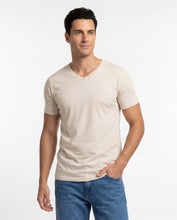 Cargar imagen en el visor de la galería, Camiseta Hombre Cuello V Arena