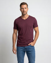 Cargar imagen en el visor de la galería, Camiseta Hombre Cuello V Burgundy