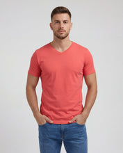 Cargar imagen en el visor de la galería, Camiseta Hombre Cuello V Coral