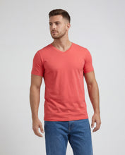 Cargar imagen en el visor de la galería, Camiseta Hombre Cuello V Coral