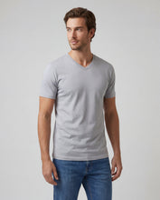 Cargar imagen en el visor de la galería, Camiseta Hombre Cuello V Gris Claro