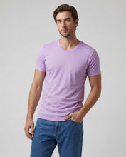 Cargar imagen en el visor de la galería, Camiseta Hombre Cuello V Lila Claro