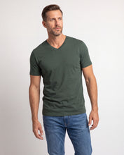 Cargar imagen en el visor de la galería, Camiseta Hombre Cuello V - Verde Botella