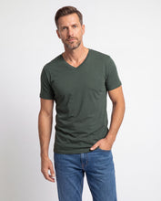 Cargar imagen en el visor de la galería, Camiseta Hombre Cuello V - Verde Botella
