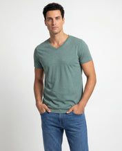 Cargar imagen en el visor de la galería, Camiseta Hombre Cuello V Verde Jaspe