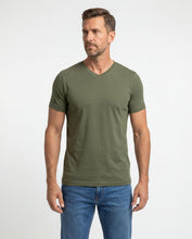 Cargar imagen en el visor de la galería, Camiseta Hombre Cuello V Verde Militar