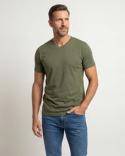 Cargar imagen en el visor de la galería, Camiseta Hombre Cuello V Verde Militar