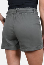 Cargar imagen en el visor de la galería, Short Boton Oliva