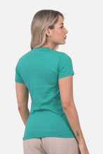Cargar imagen en el visor de la galería, Camiseta Mujer Cuello V Esmeralda
