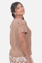 Cargar imagen en el visor de la galería, Blusa Moscu Camel
