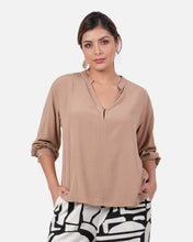 Cargar imagen en el visor de la galería, Blusa Doroty Camel
