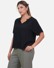 Cargar imagen en el visor de la galería, Blusa Aymara Negra
