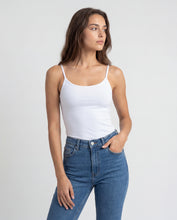 Cargar imagen en el visor de la galería, Basica Mujer Magenta Blanca
