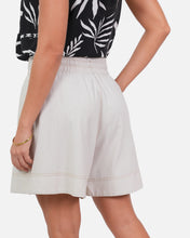 Cargar imagen en el visor de la galería, Short Silvina Beige

