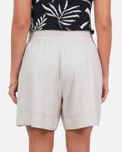 Cargar imagen en el visor de la galería, Short Silvina Beige

