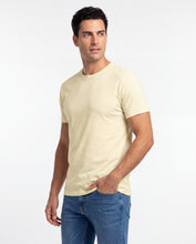 Cargar imagen en el visor de la galería, Camiseta Hombre Cuello Redondo Delgado - Amarillo Pastel
