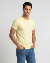 Cargar imagen en el visor de la galería, Camiseta Hombre Cuello V Amarillo Pastel
