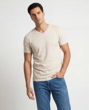 Cargar imagen en el visor de la galería, Camiseta Hombre Cuello V Arena
