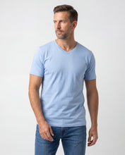 Cargar imagen en el visor de la galería, Camiseta Hombre Cuello V Azul Claro
