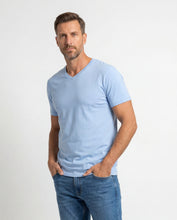 Cargar imagen en el visor de la galería, Camiseta Hombre Cuello V Azul Claro
