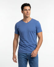 Cargar imagen en el visor de la galería, Camiseta Hombre Cuello V Azul Oceano
