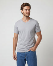 Cargar imagen en el visor de la galería, Camiseta Hombre Cuello V Gris Claro
