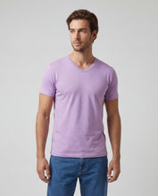 Cargar imagen en el visor de la galería, Camiseta Hombre Cuello V Lila Claro
