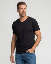 Cargar imagen en el visor de la galería, Camiseta Hombre Cuello V Negra

