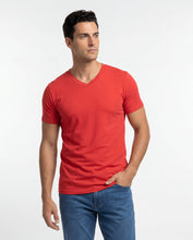 Cargar imagen en el visor de la galería, Camiseta Hombre Cuello V Roja
