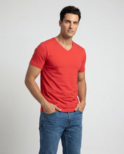 Cargar imagen en el visor de la galería, Camiseta Hombre Cuello V Roja
