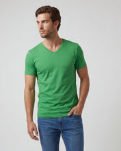 Cargar imagen en el visor de la galería, Camiseta Hombre Cuello V Verde Cali
