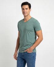 Cargar imagen en el visor de la galería, Camiseta Hombre Cuello V Verde Jaspe
