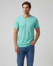Cargar imagen en el visor de la galería, Camiseta Hombre Cuello V Verde Manzana

