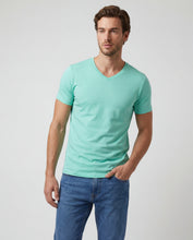 Cargar imagen en el visor de la galería, Camiseta Hombre Cuello V Verde Manzana
