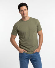 Cargar imagen en el visor de la galería, Camiseta Hombre Cuello Doble Verde Militar
