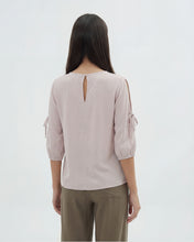 Cargar imagen en el visor de la galería, Blusa Lilia Arena
