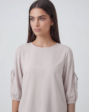 Cargar imagen en el visor de la galería, Blusa Lilia Arena
