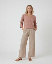 Cargar imagen en el visor de la galería, Blusa Nuria Camel
